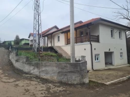 House, Samostalna, Vrdnik, Širi centar