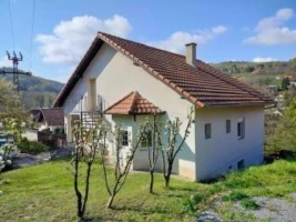 House, Samostalna, Rakovac, Širi centar