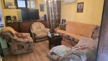 Kuća, Samostalna, Titel, Širi centar