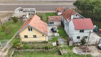 Kuća, Samostalna, Laćarak, Laćarak