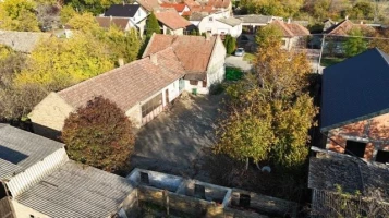 House, Samostalna, Budisava, Širi centar