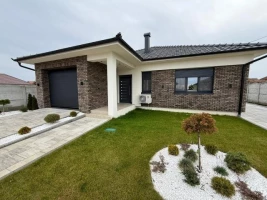 Kuća, Samostalna, Kać, Širi centar