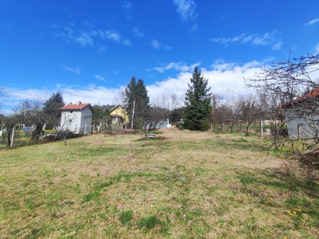 Grundstück, 1048 m<sup>2</sup>, Sremska Kamenica, Livade