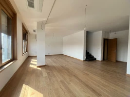 Stan, Višesoban<br>121 m<sup>2</sup>, Centar Riblja pijaca