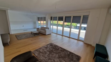 Stan, Višesoban<br>187 m<sup>2</sup>, Telep - severni