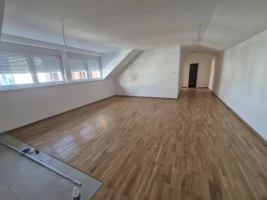 Stan, Trosoban<br>90 m<sup>2</sup>, Telep - južni