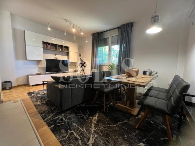 Stan, Sremska Kamenica, Auto kuća Petrović | Šifra: 1053270